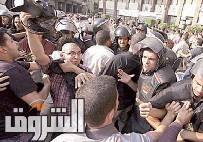 الزميل الراحل محمد حسن أثناء تصويره وقفة احتجاجية ضد وزارة الداخلية تصوير أحمد عبداللطيف